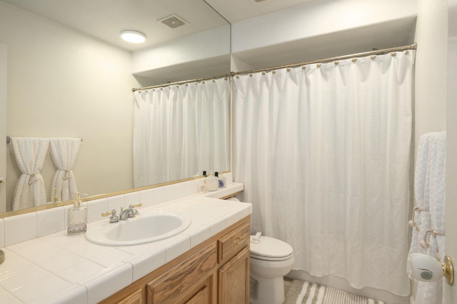 1746 E Chelsea Dr, Fresno, CA 93720