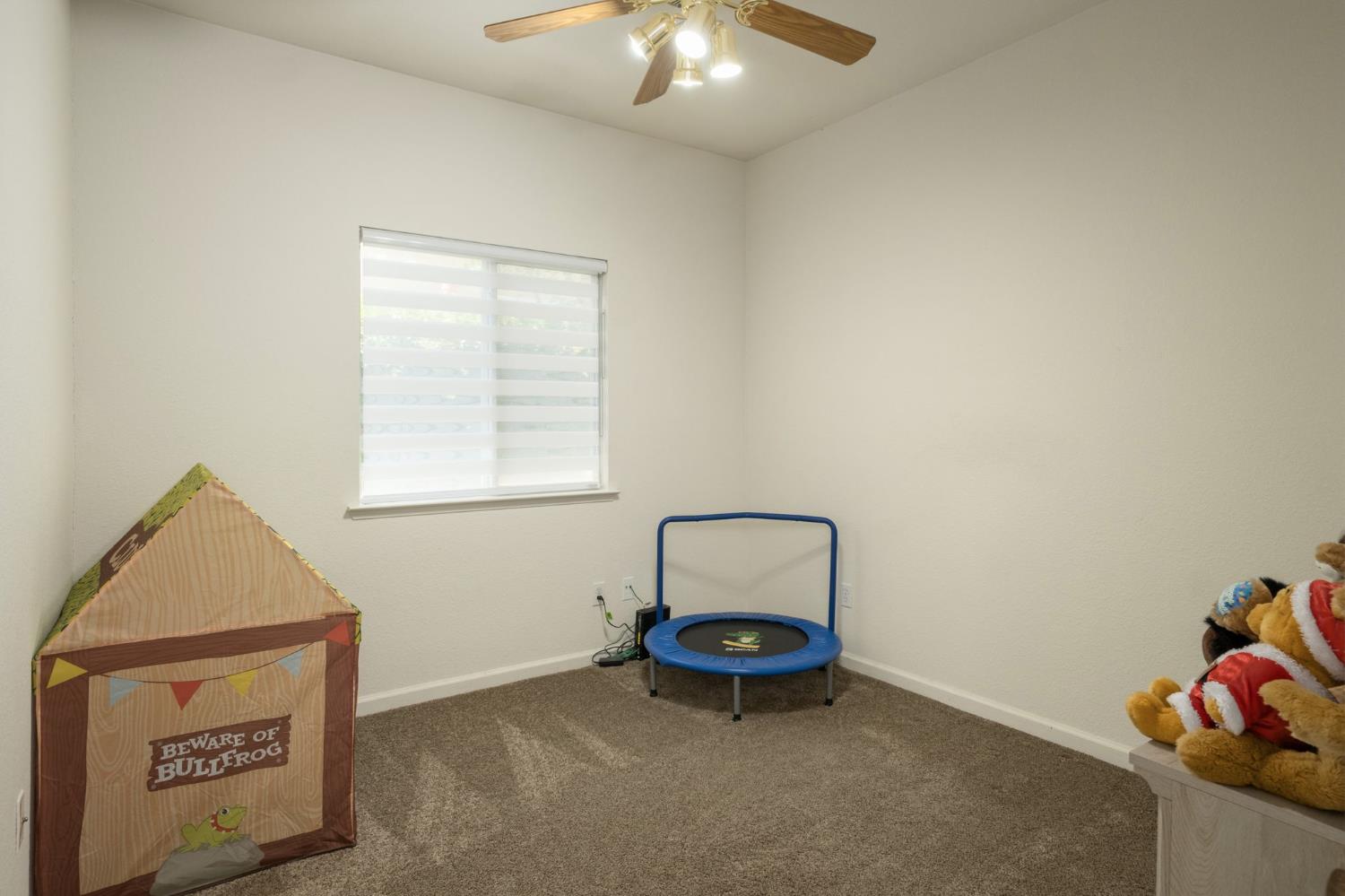 1746 E Chelsea Dr, Fresno, CA 93720