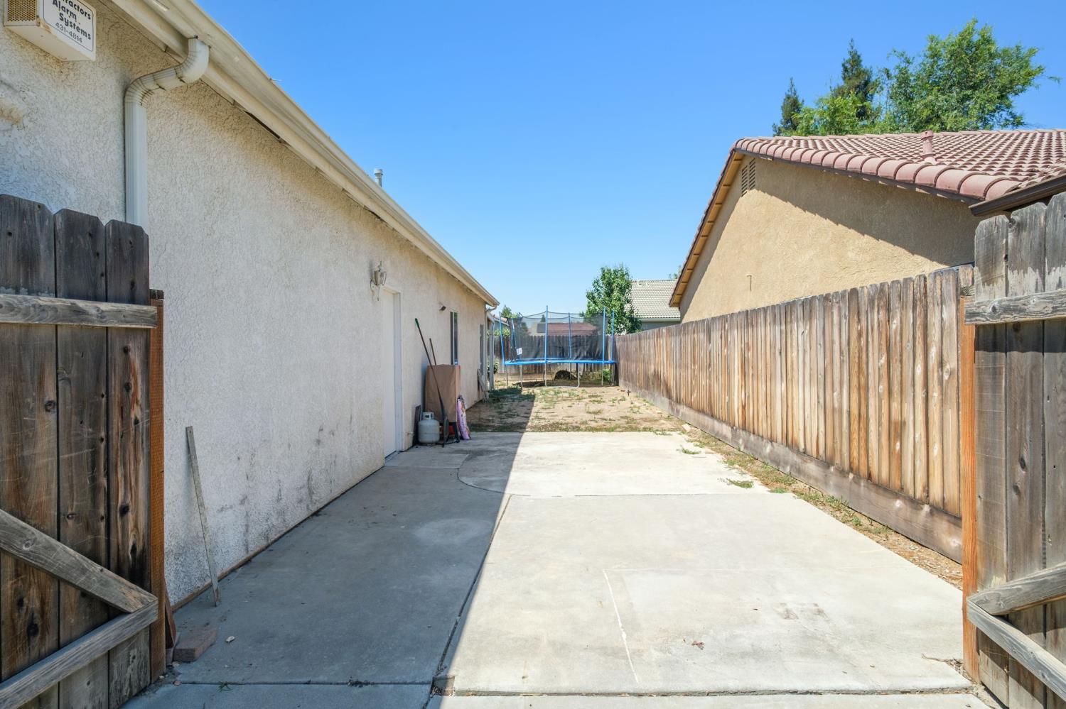 1746 E Chelsea Dr, Fresno, CA 93720