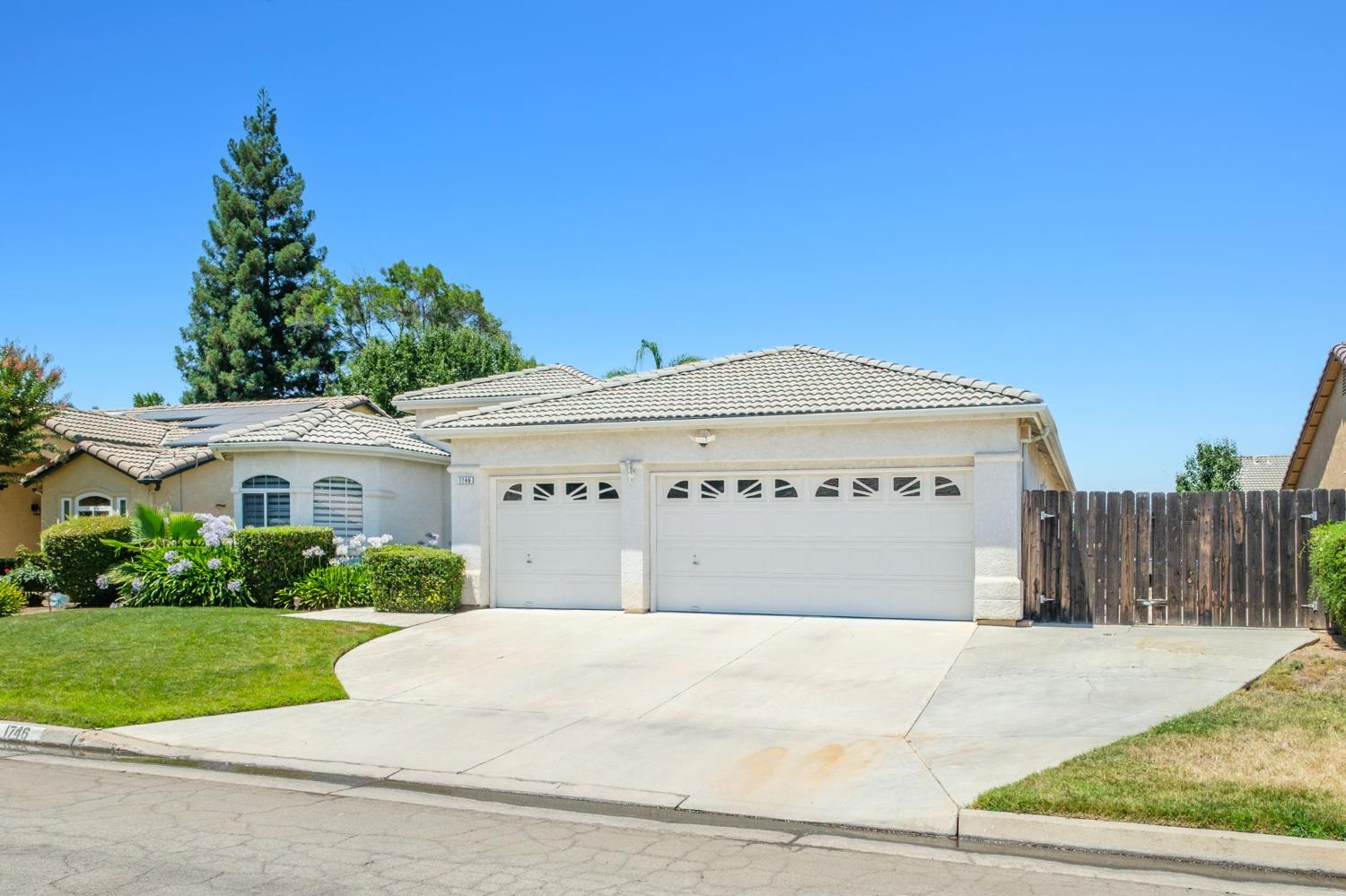 1746 E Chelsea Dr, Fresno, CA 93720