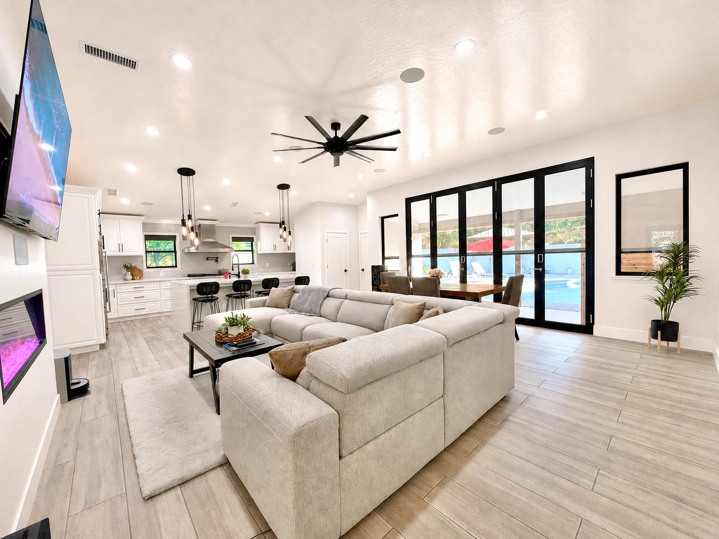 445 E Audubon Dr, Fresno, CA 93720
