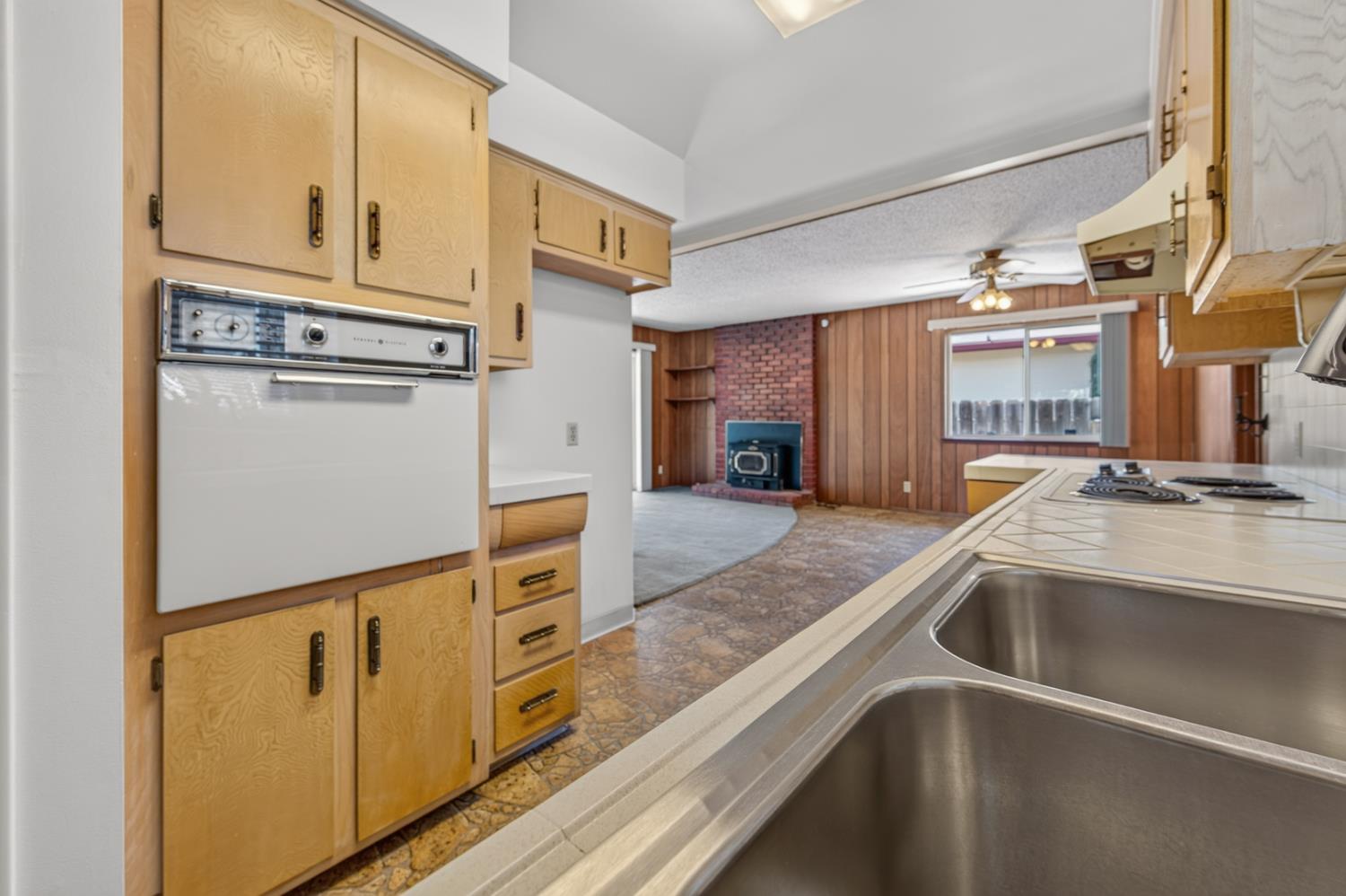 1641 Oxford Ave, Clovis, CA 93612