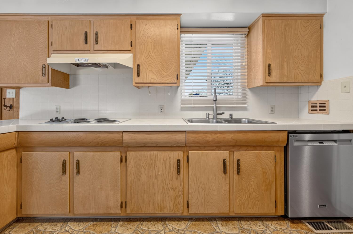 1641 Oxford Ave, Clovis, CA 93612