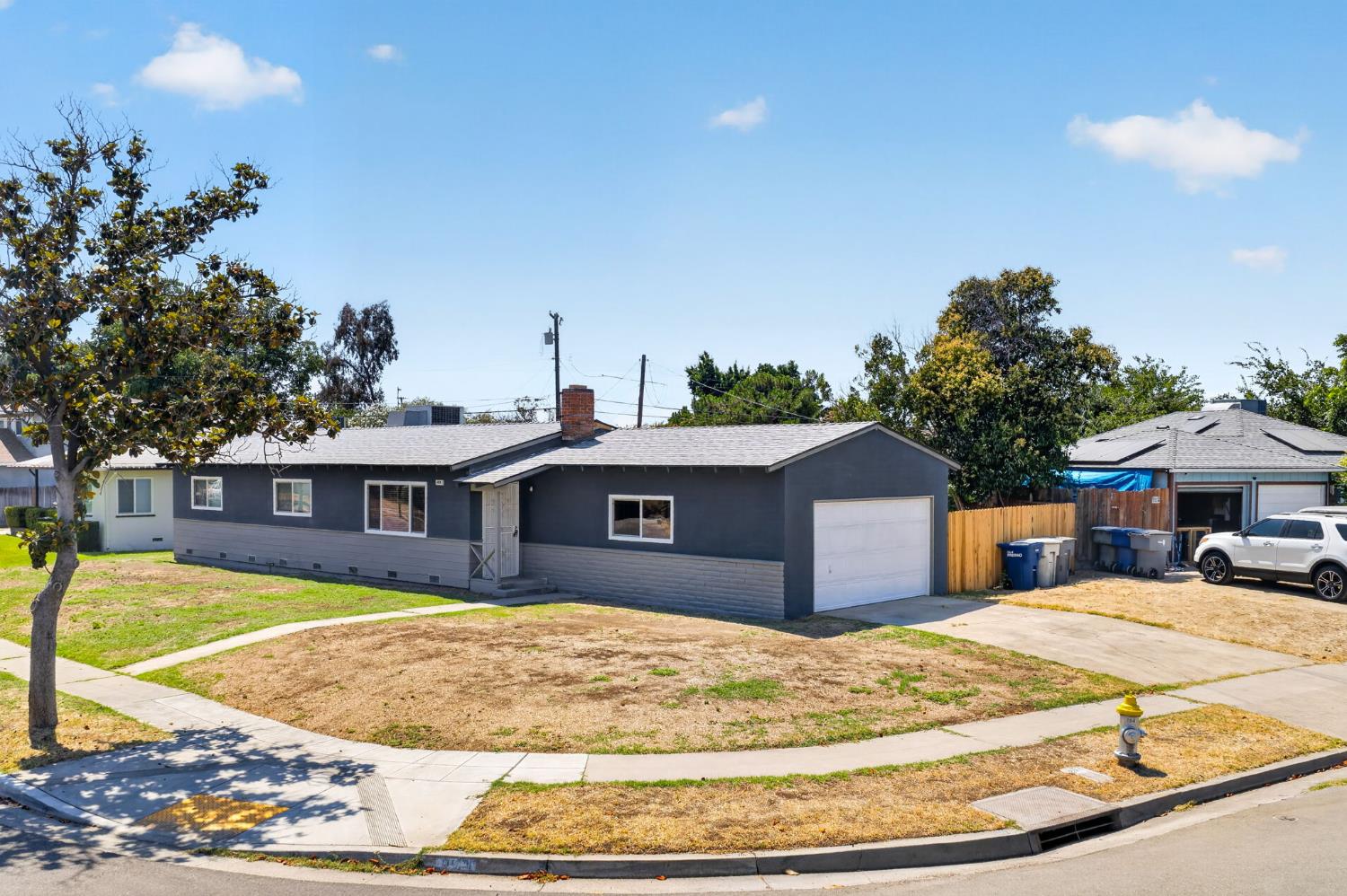 1014 W Marilyn Way, Fresno, CA 93728
