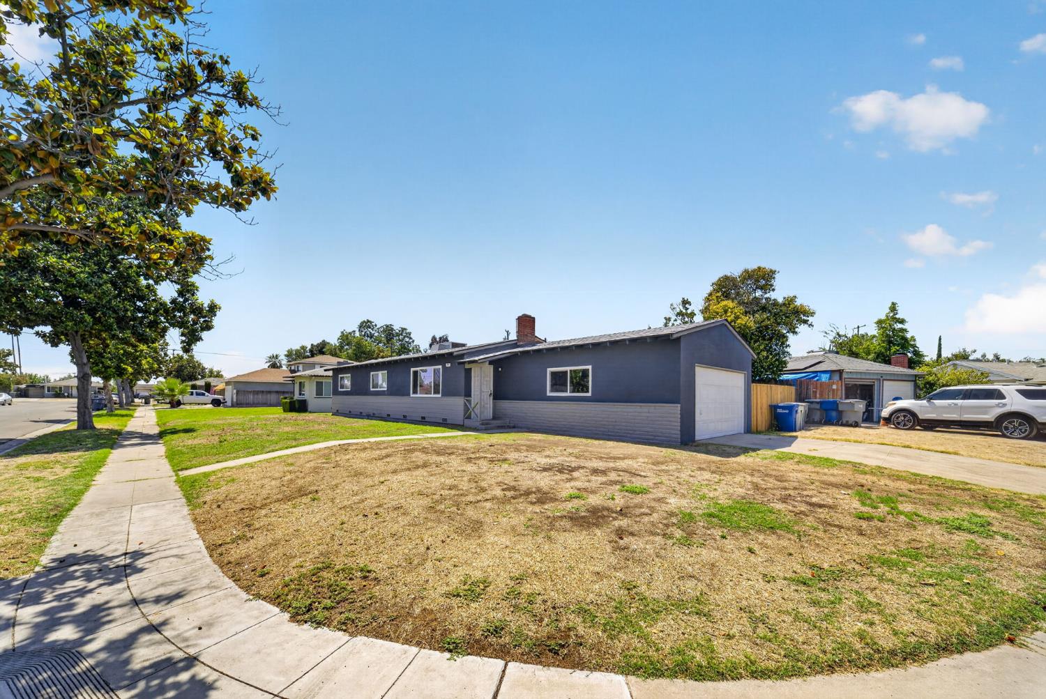 1014 W Marilyn Way, Fresno, CA 93728