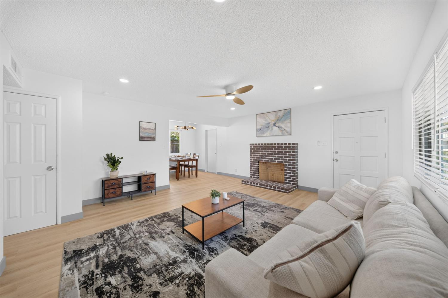 1014 W Marilyn Way, Fresno, CA 93728