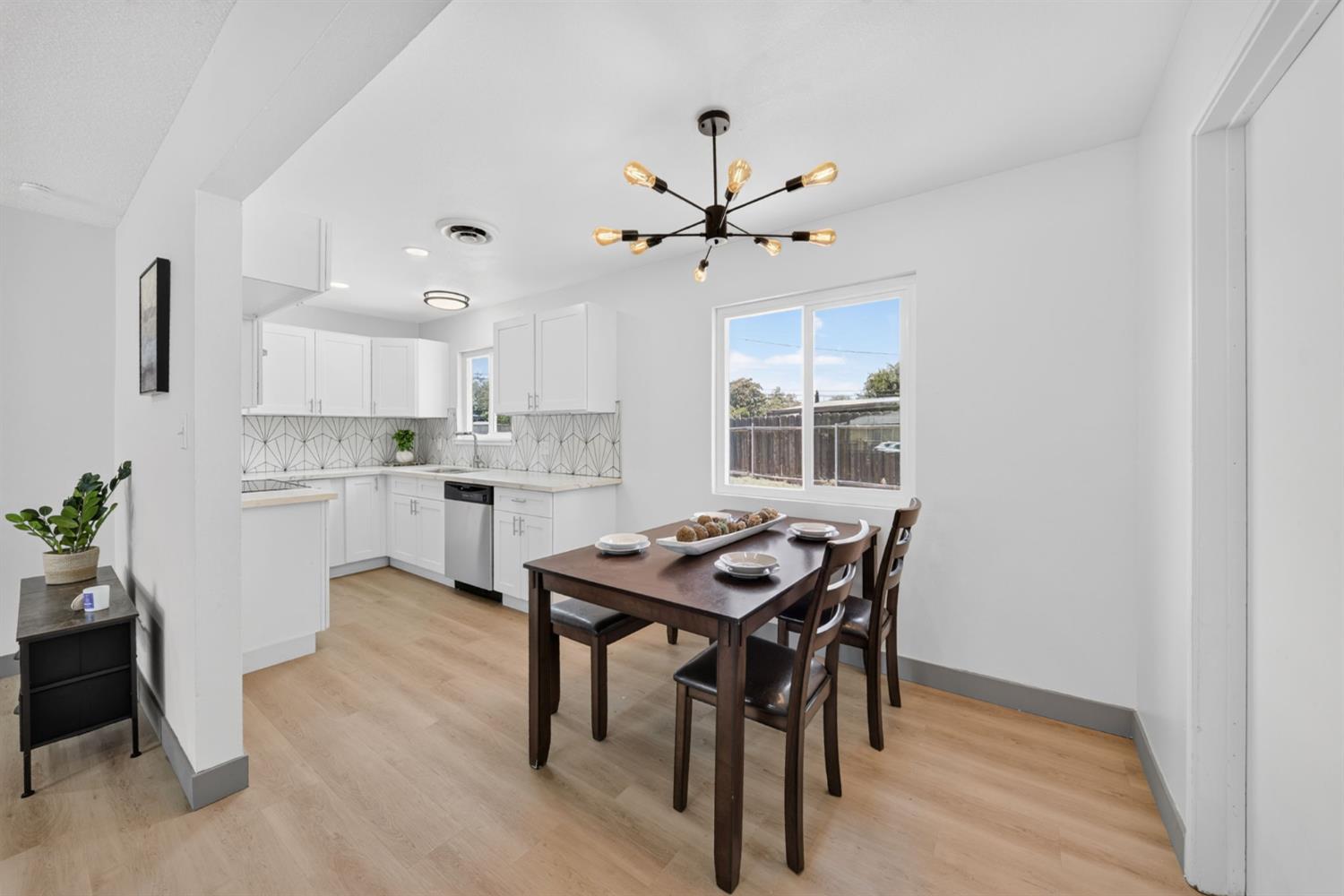 1014 W Marilyn Way, Fresno, CA 93728