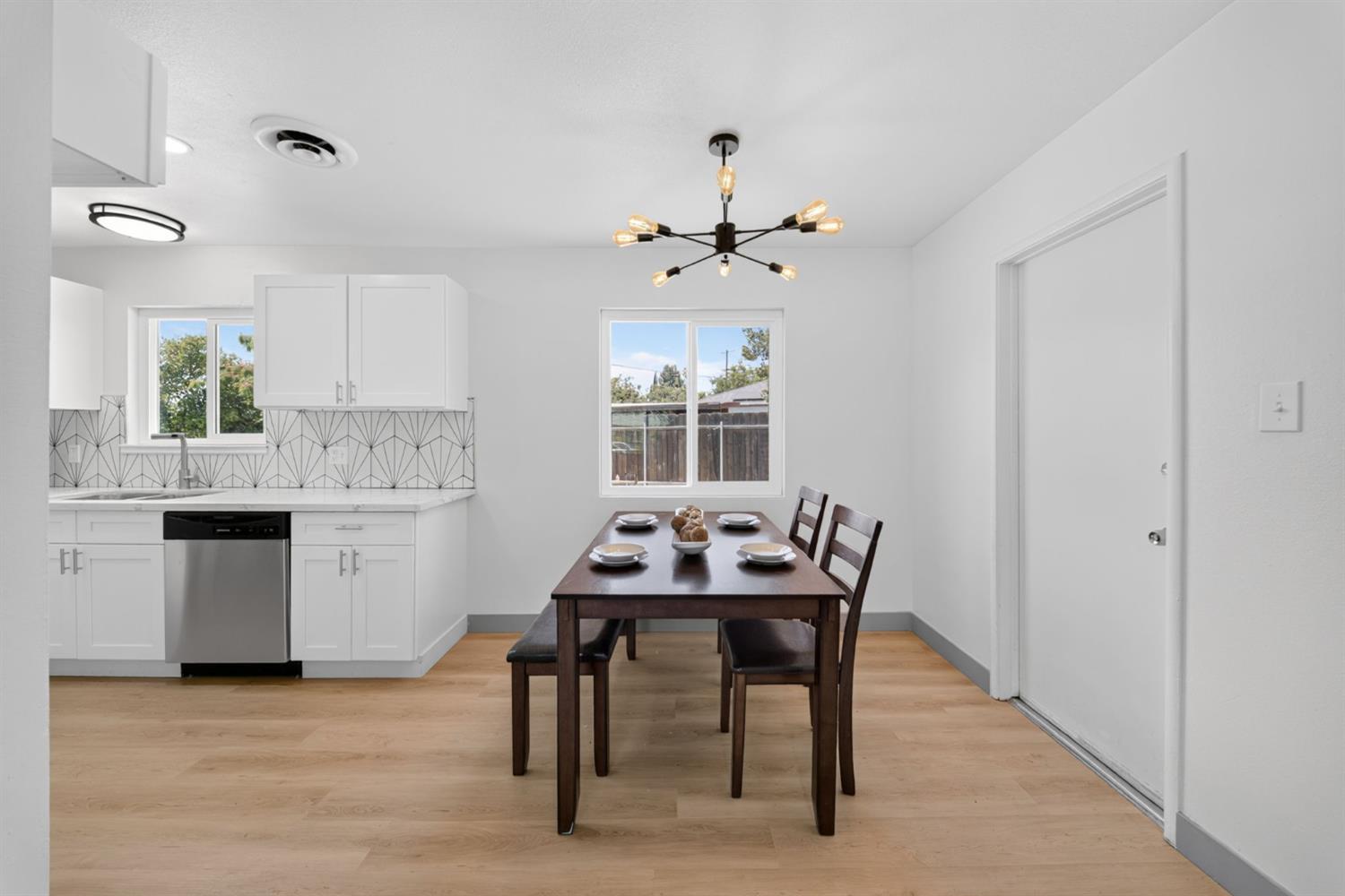 1014 W Marilyn Way, Fresno, CA 93728