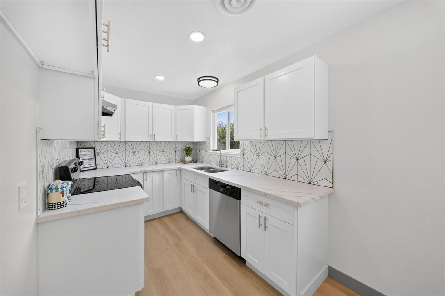 1014 W Marilyn Way, Fresno, CA 93728