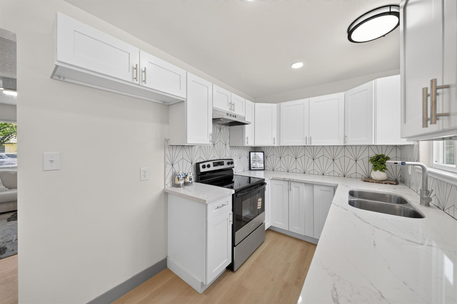 1014 W Marilyn Way, Fresno, CA 93728