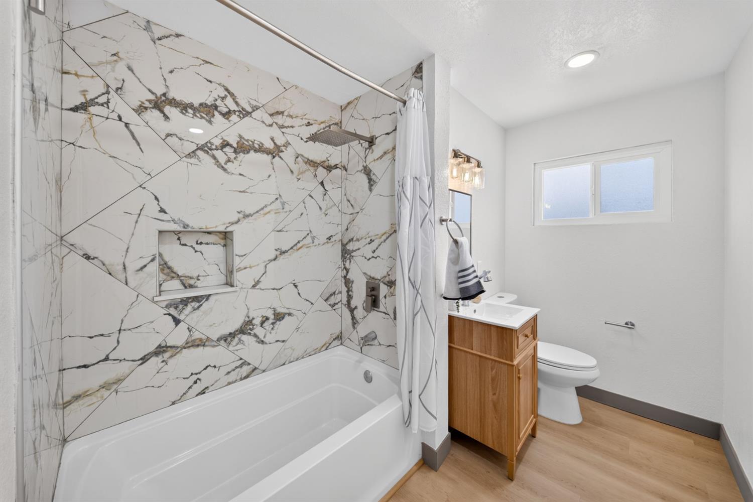 1014 W Marilyn Way, Fresno, CA 93728