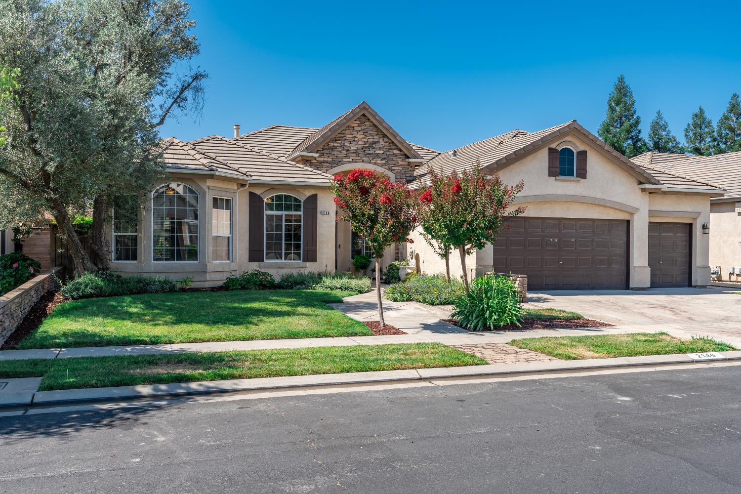 2140 Serena Ave, Clovis, CA 93619