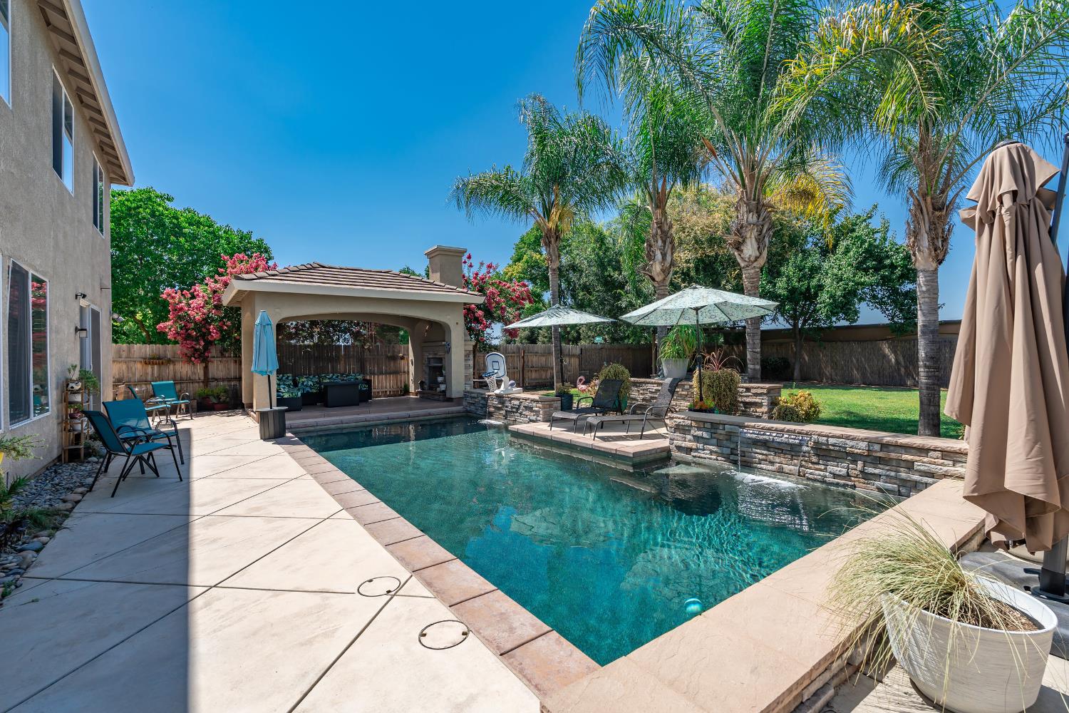 7082 E Ramona Way, Fresno, CA 93737