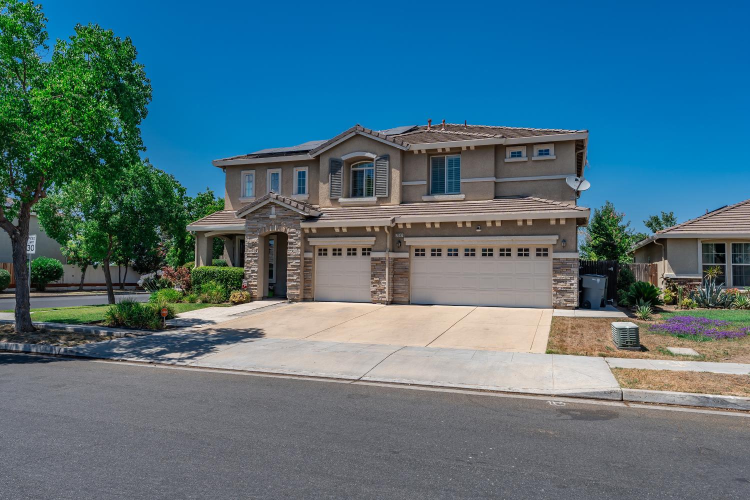 7082 E Ramona Way, Fresno, CA 93737