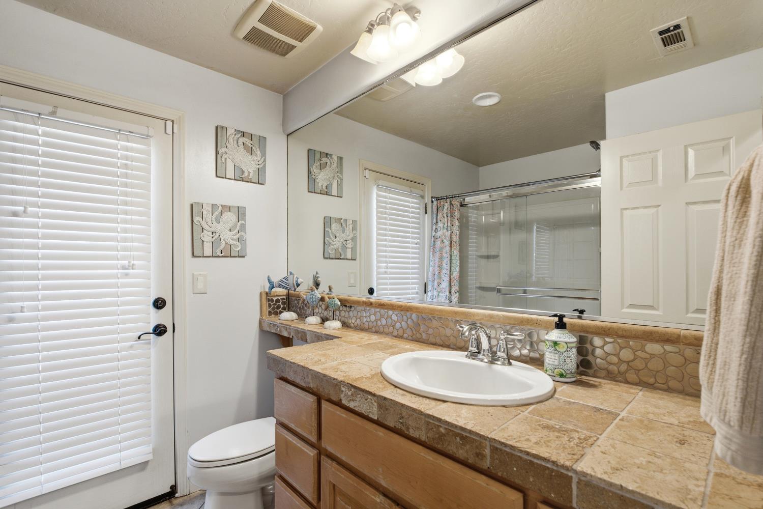 7082 E Ramona Way, Fresno, CA 93737