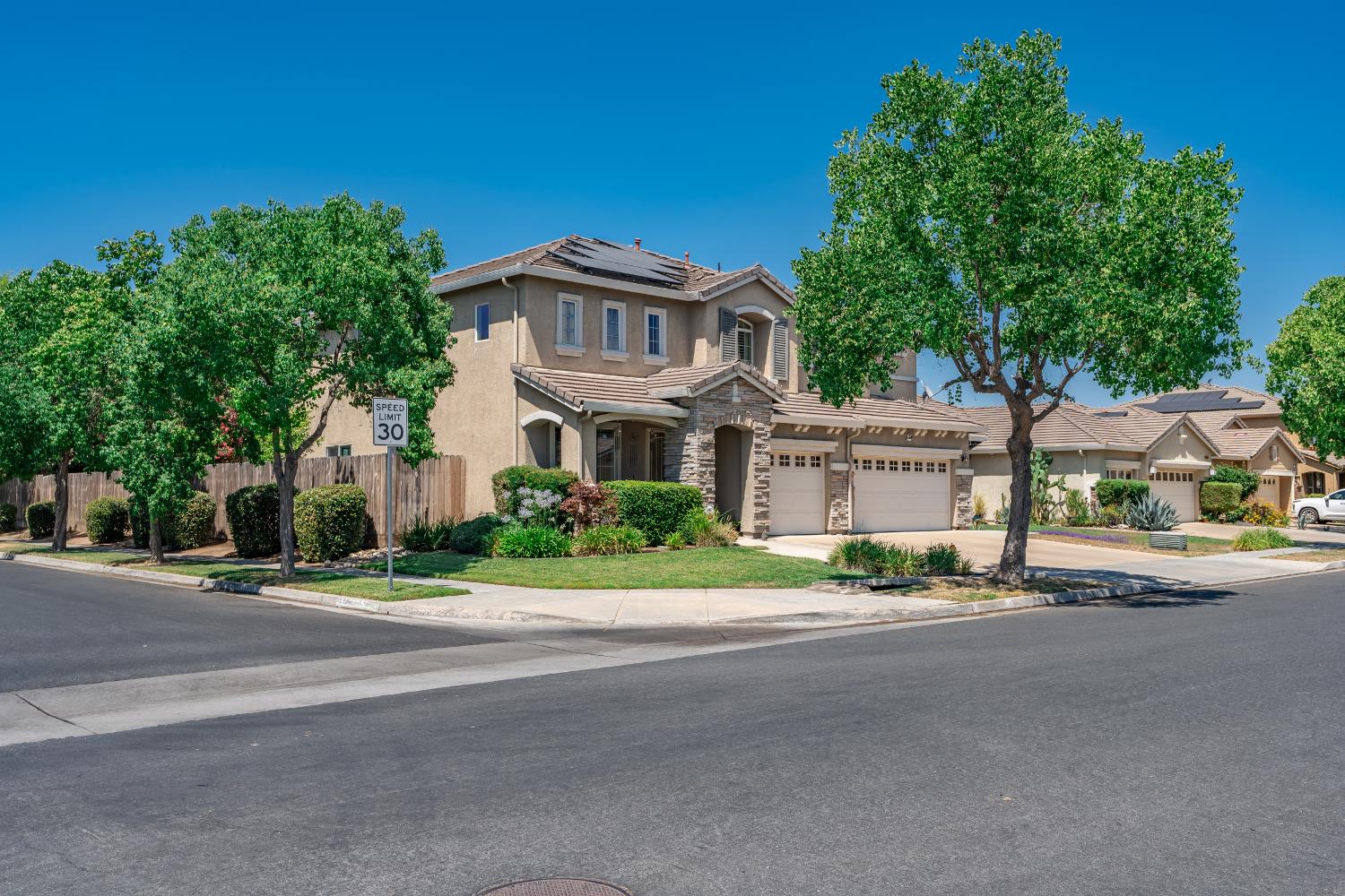 7082 E Ramona Way, Fresno, CA 93737