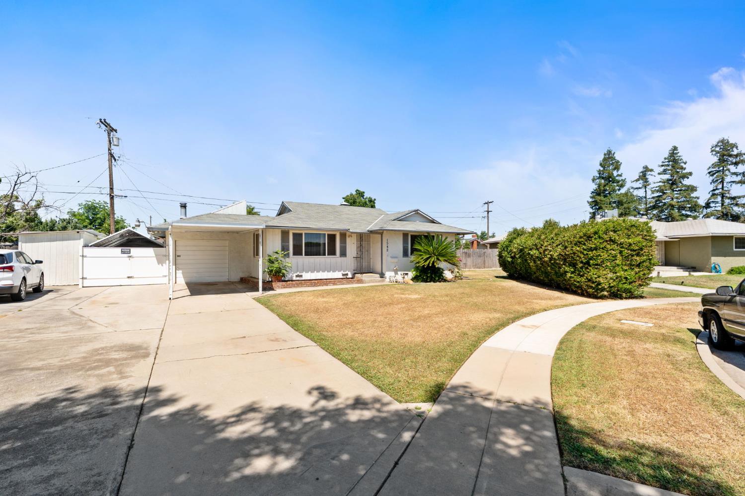 1542 W Sussex Way, Fresno, CA 93705