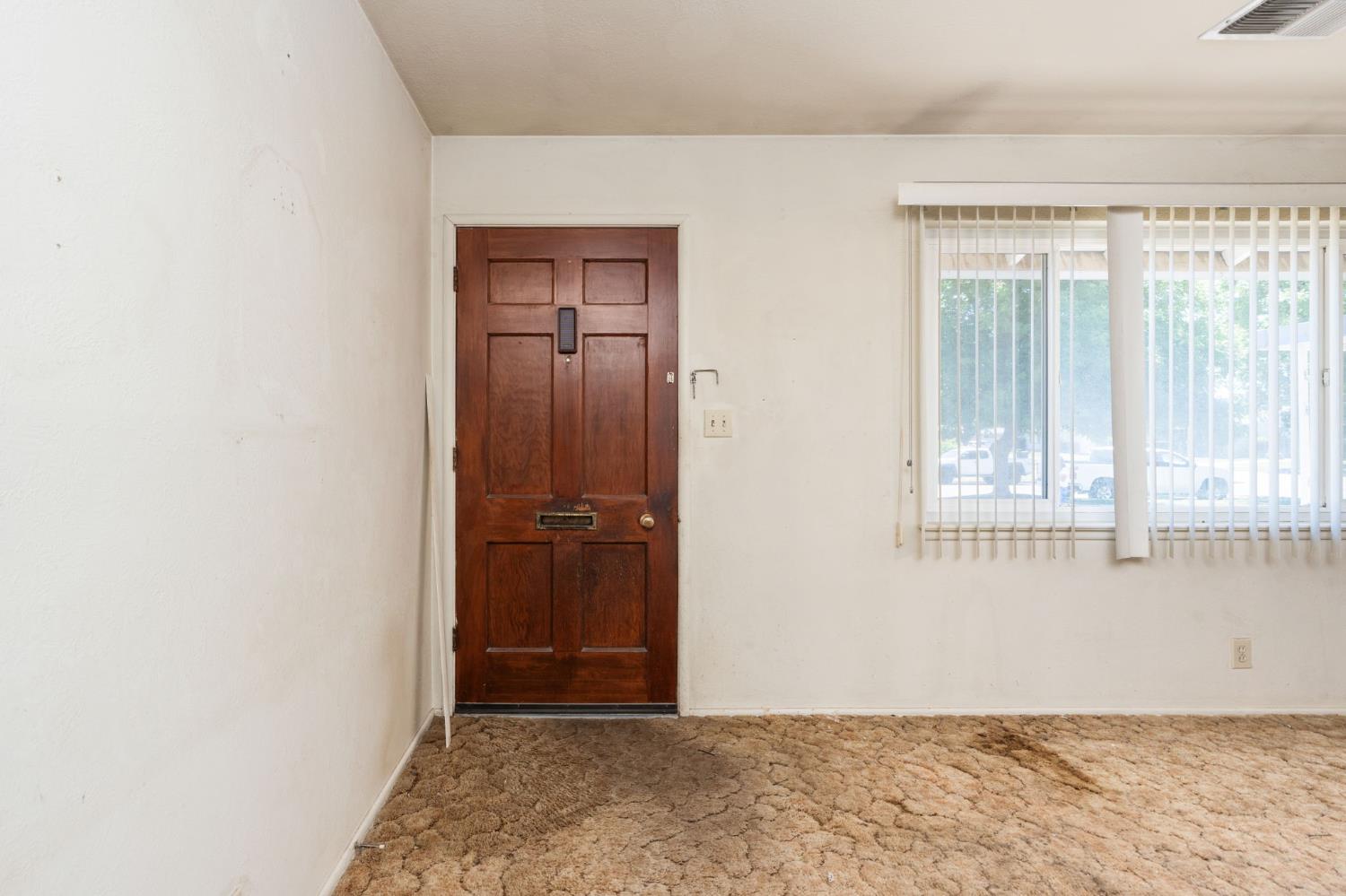 1542 W Sussex Way, Fresno, CA 93705