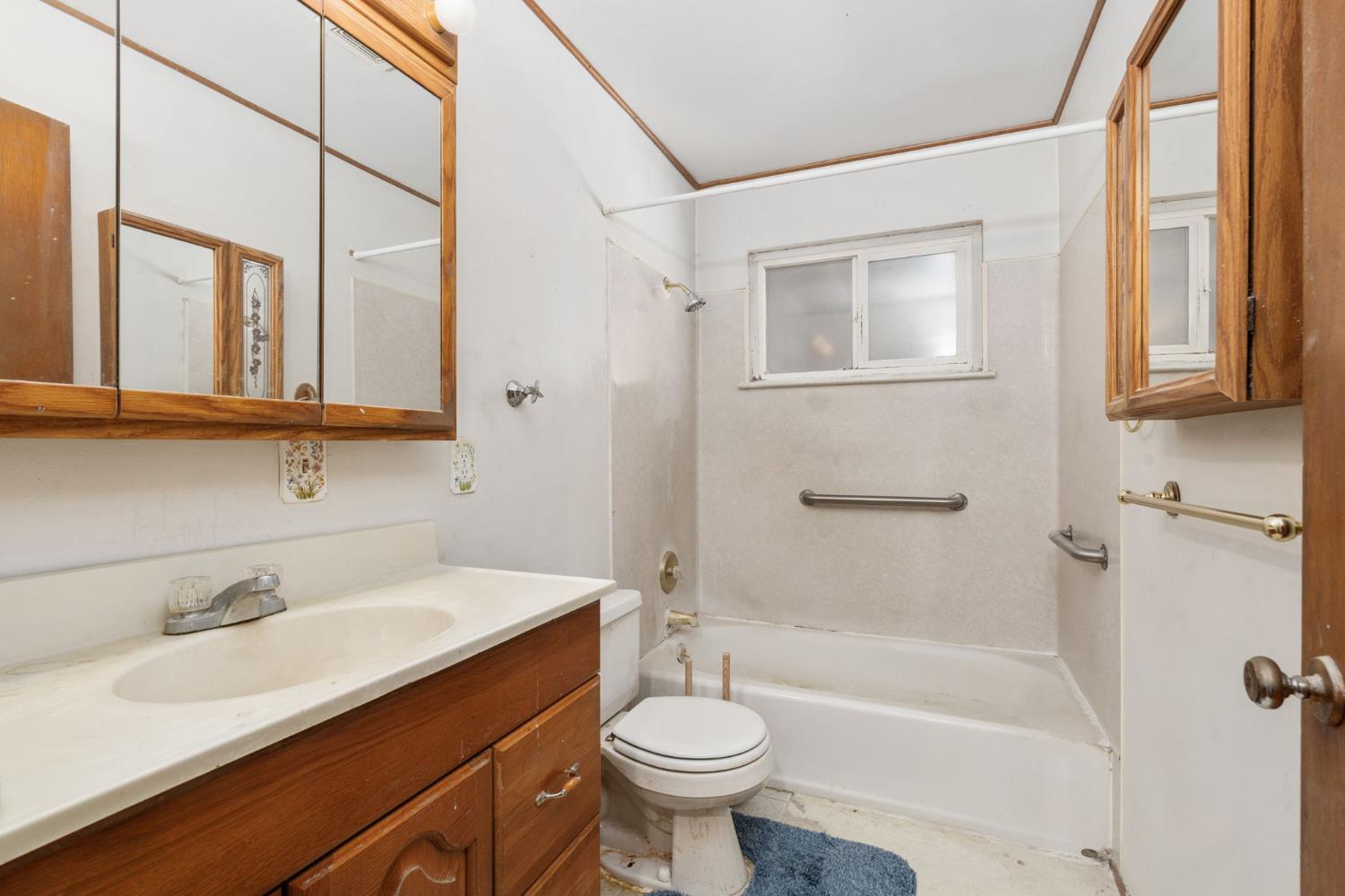 1542 W Sussex Way, Fresno, CA 93705