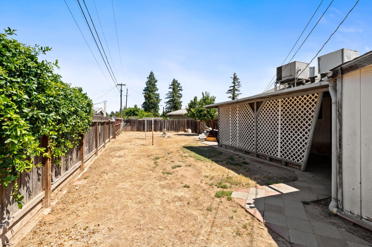1542 W Sussex Way, Fresno, CA 93705