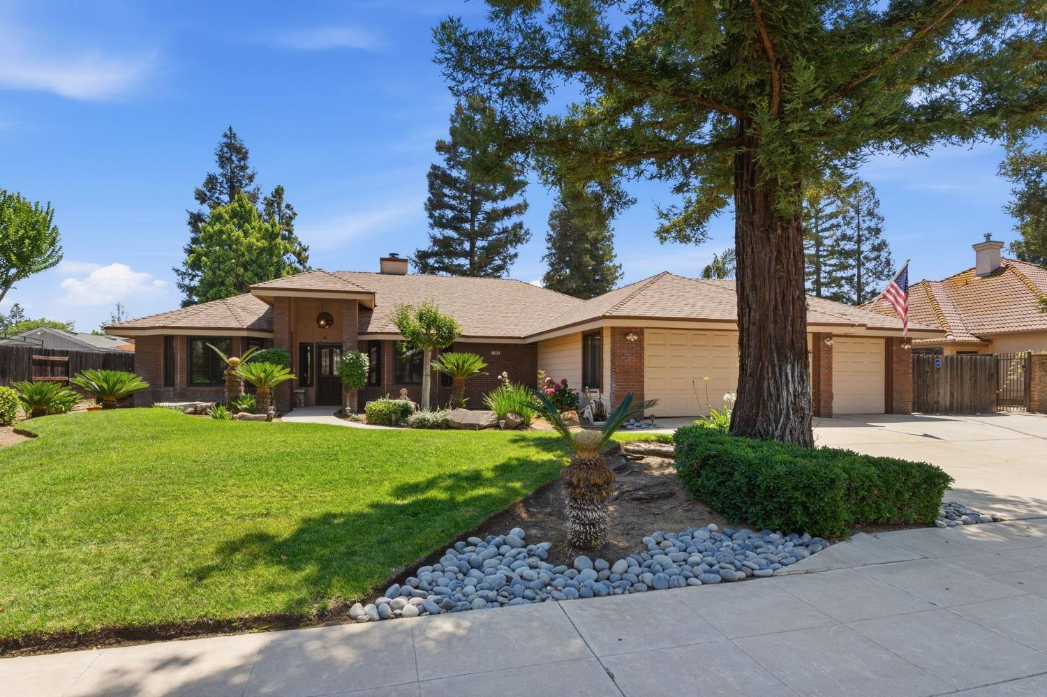 2955 Holly Ave, Clovis, CA 93611