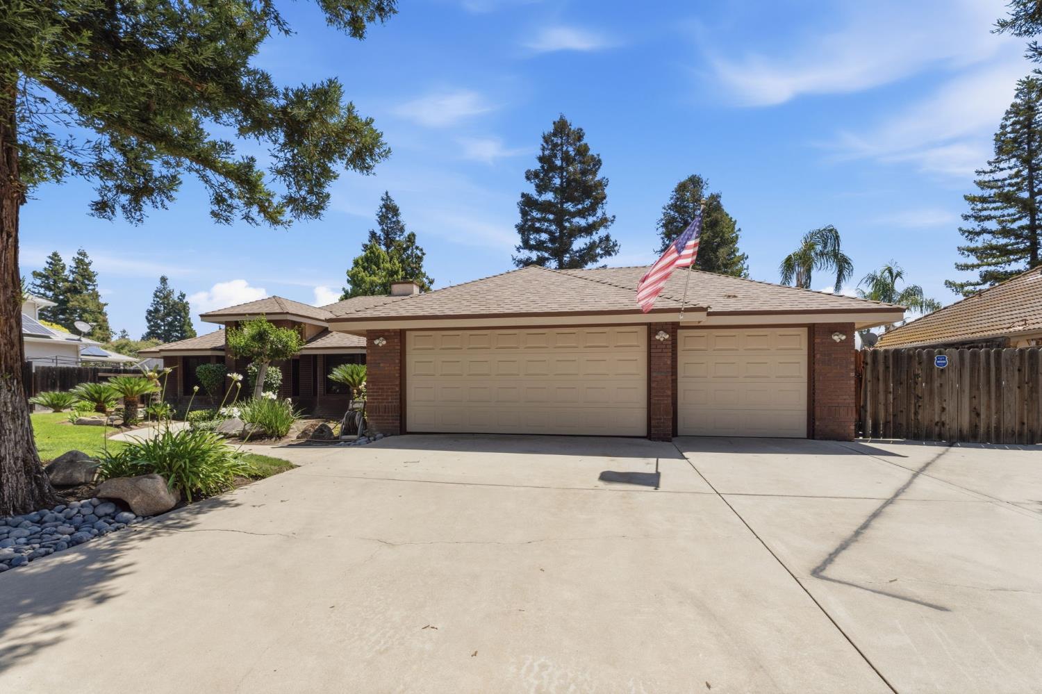 2955 Holly Ave, Clovis, CA 93611