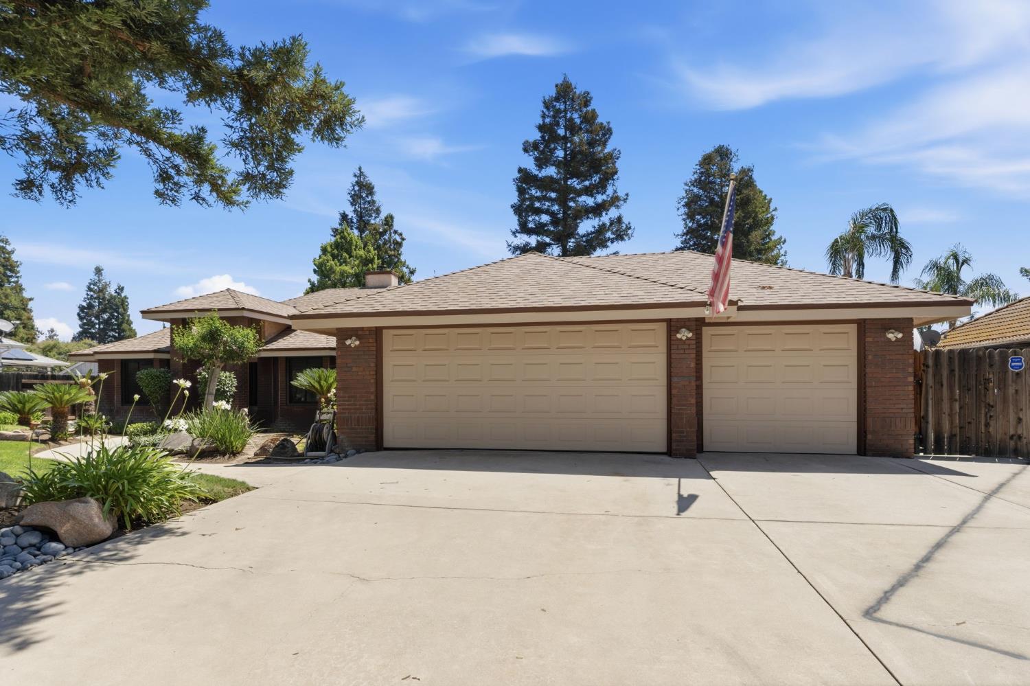 2955 Holly Ave, Clovis, CA 93611