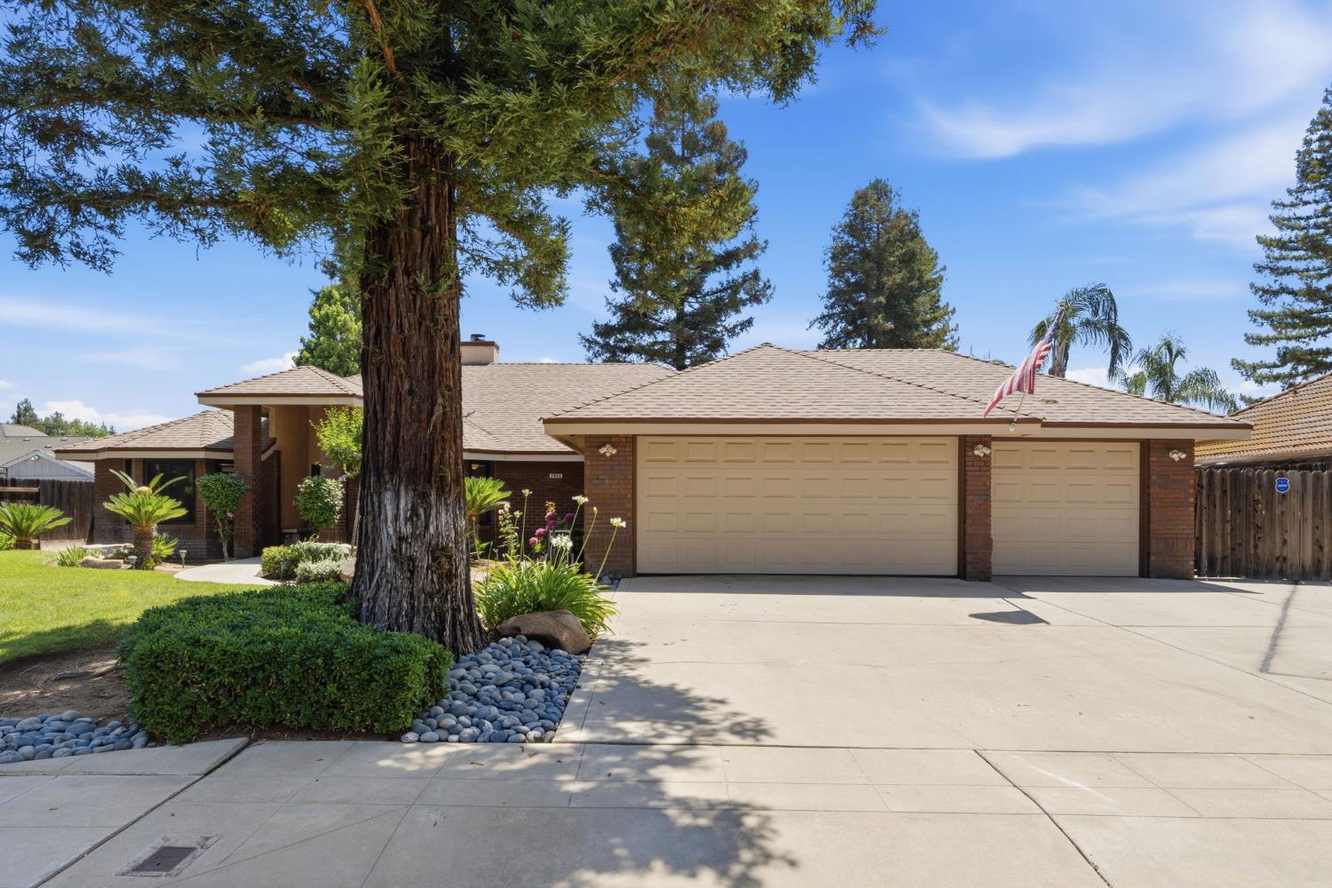 2955 Holly Ave, Clovis, CA 93611