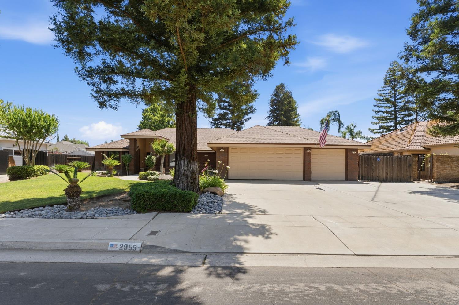 2955 Holly Ave, Clovis, CA 93611