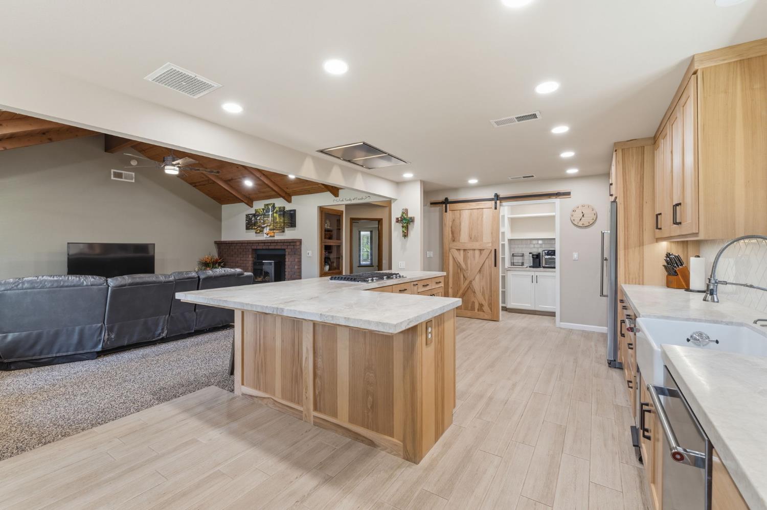 2955 Holly Ave, Clovis, CA 93611