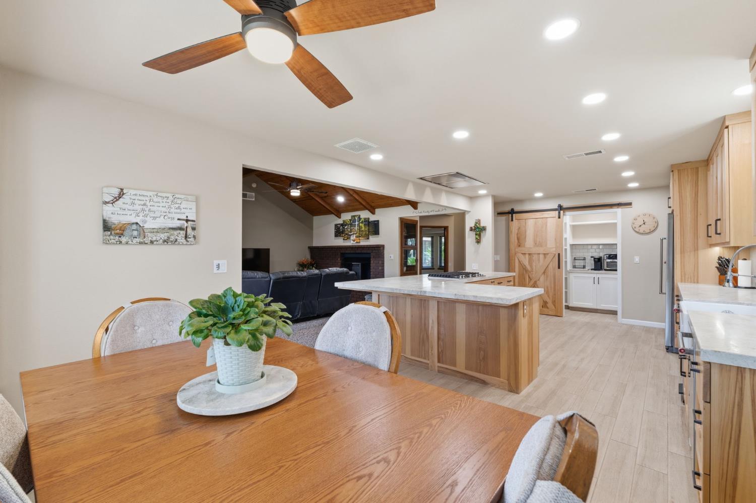 2955 Holly Ave, Clovis, CA 93611