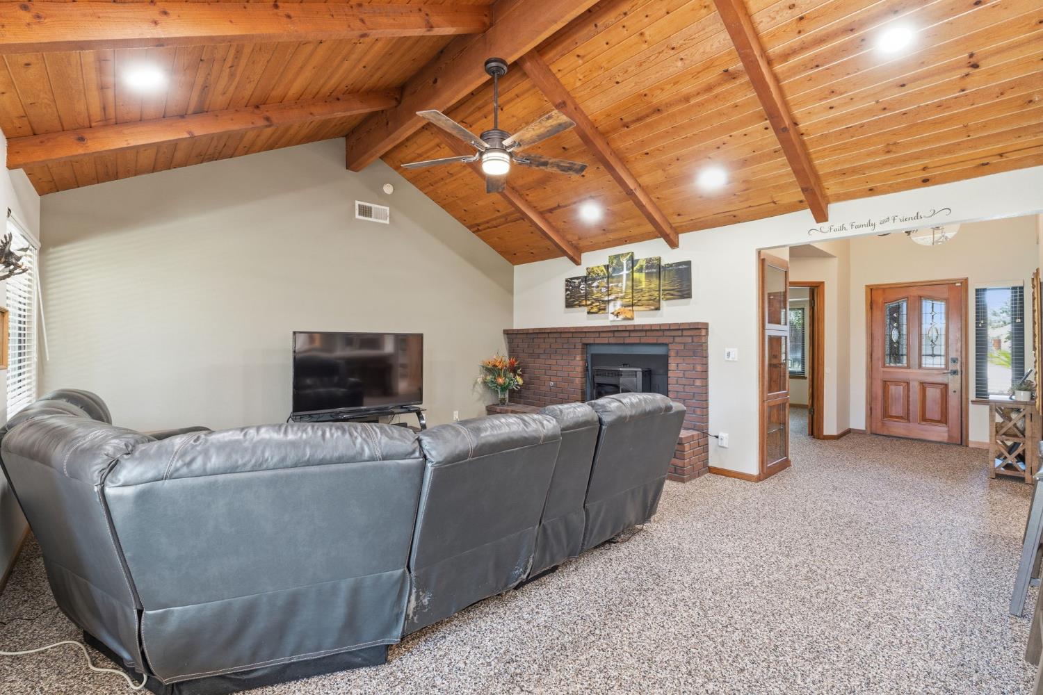 2955 Holly Ave, Clovis, CA 93611