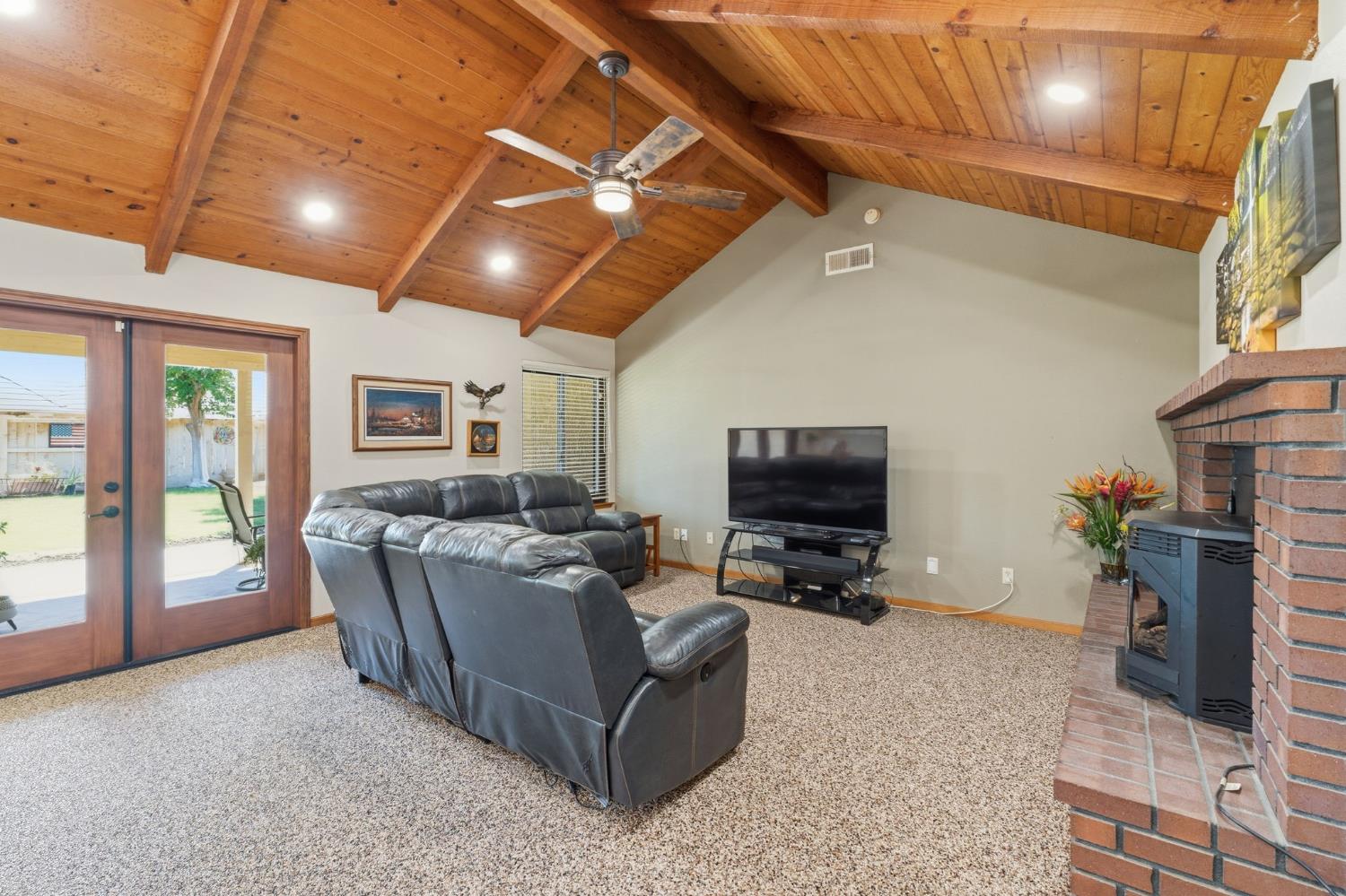 2955 Holly Ave, Clovis, CA 93611