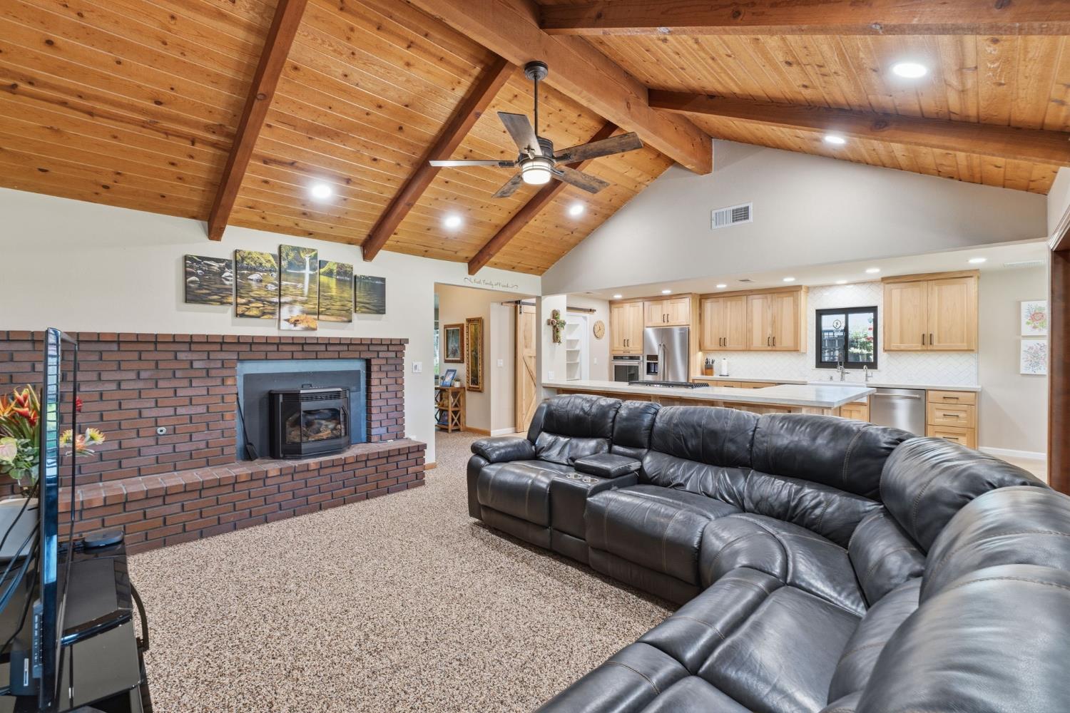 2955 Holly Ave, Clovis, CA 93611