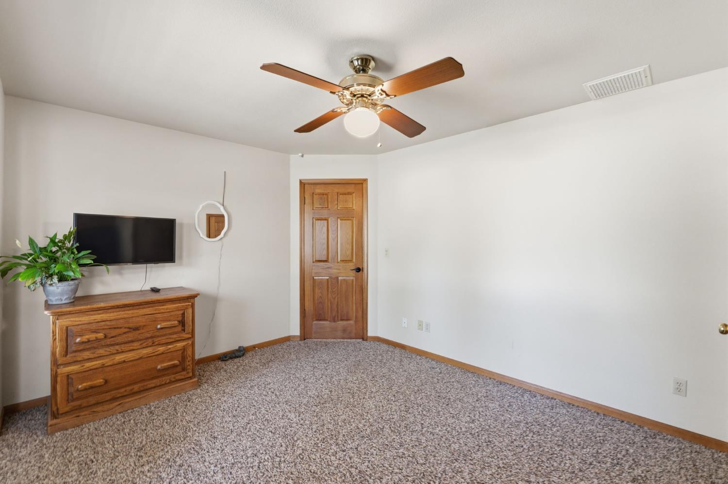 2955 Holly Ave, Clovis, CA 93611
