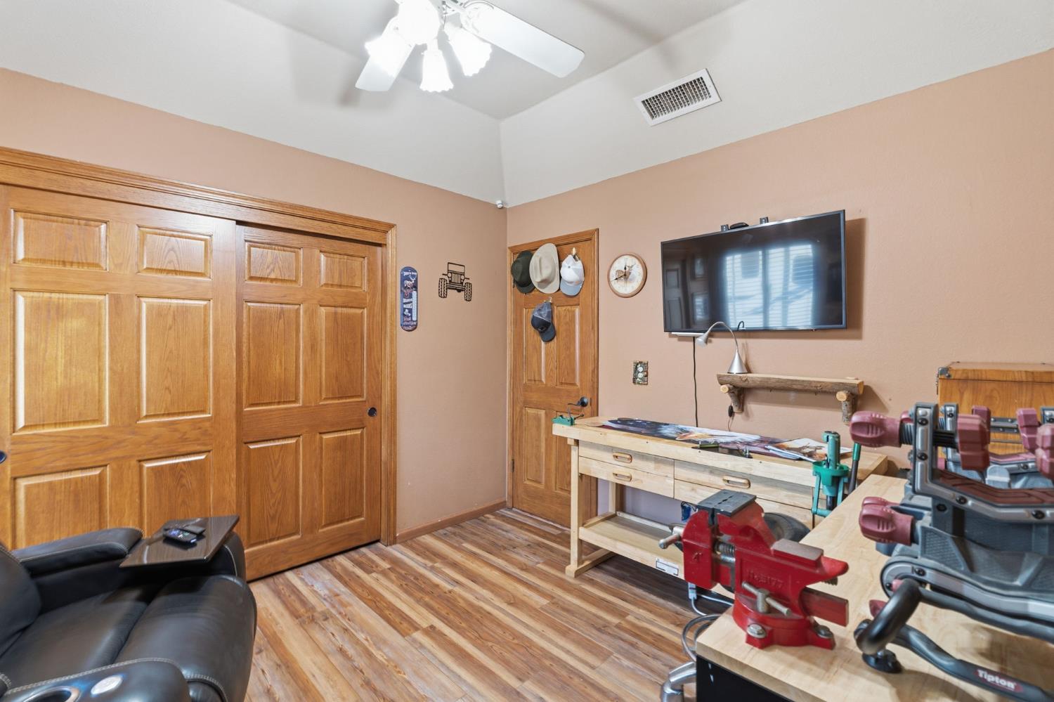 2955 Holly Ave, Clovis, CA 93611