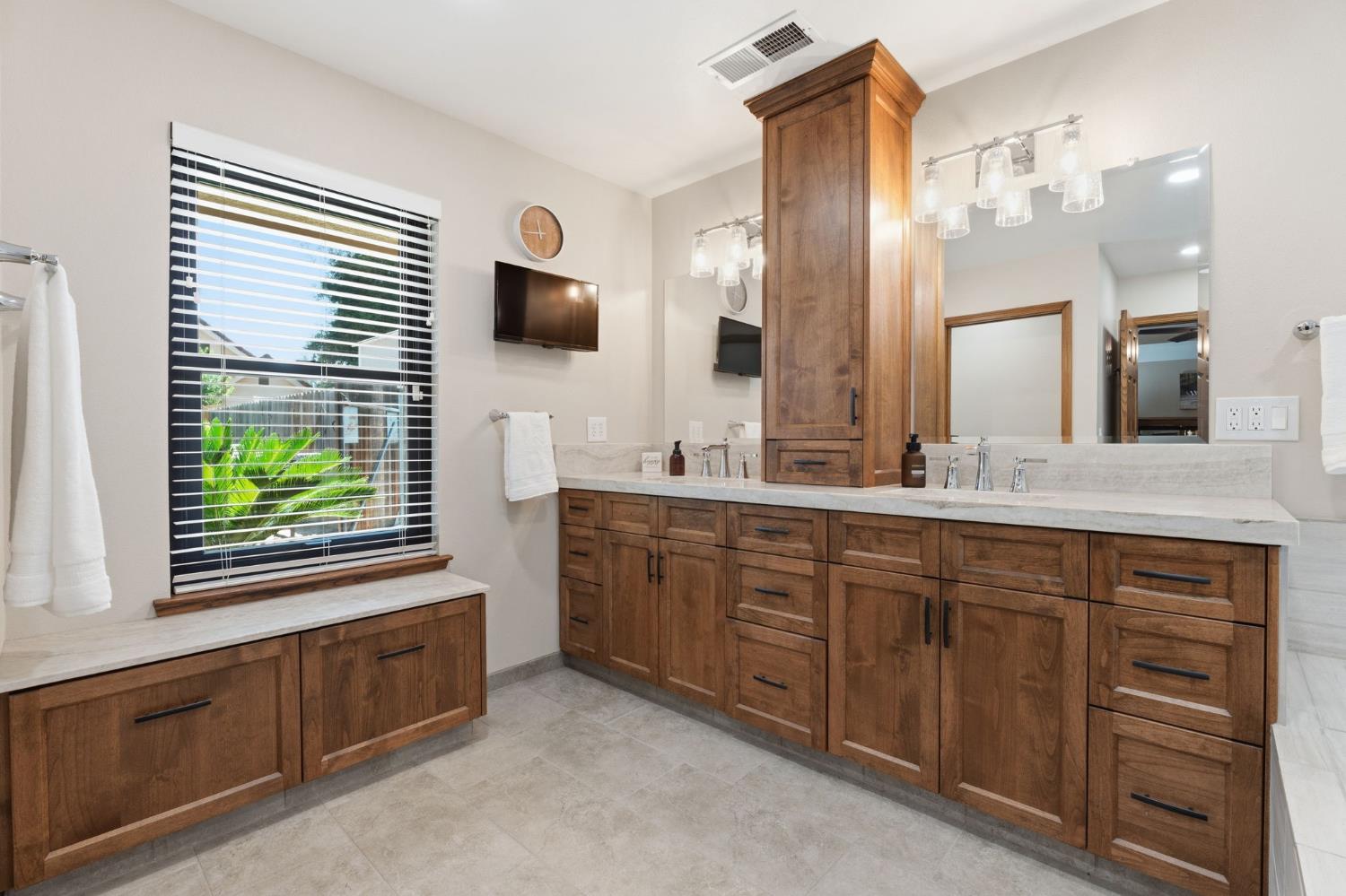 2955 Holly Ave, Clovis, CA 93611