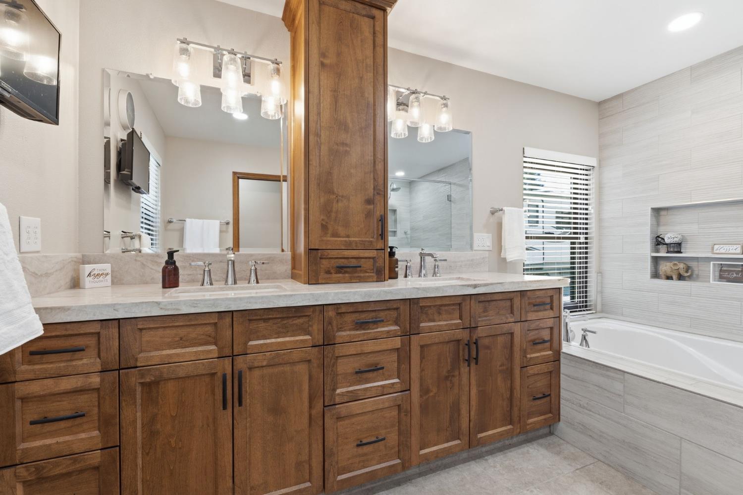 2955 Holly Ave, Clovis, CA 93611