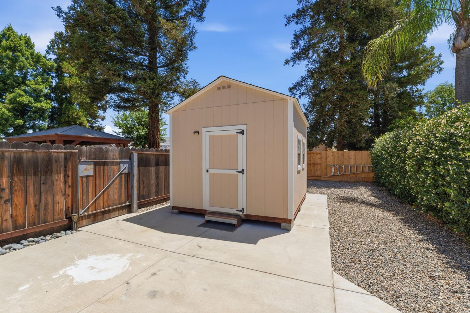2955 Holly Ave, Clovis, CA 93611