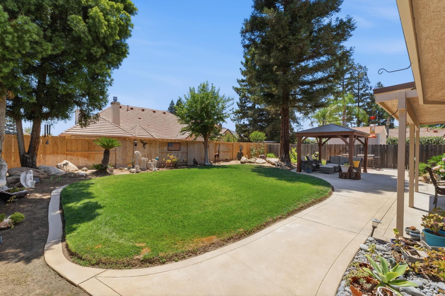 2955 Holly Ave, Clovis, CA 93611