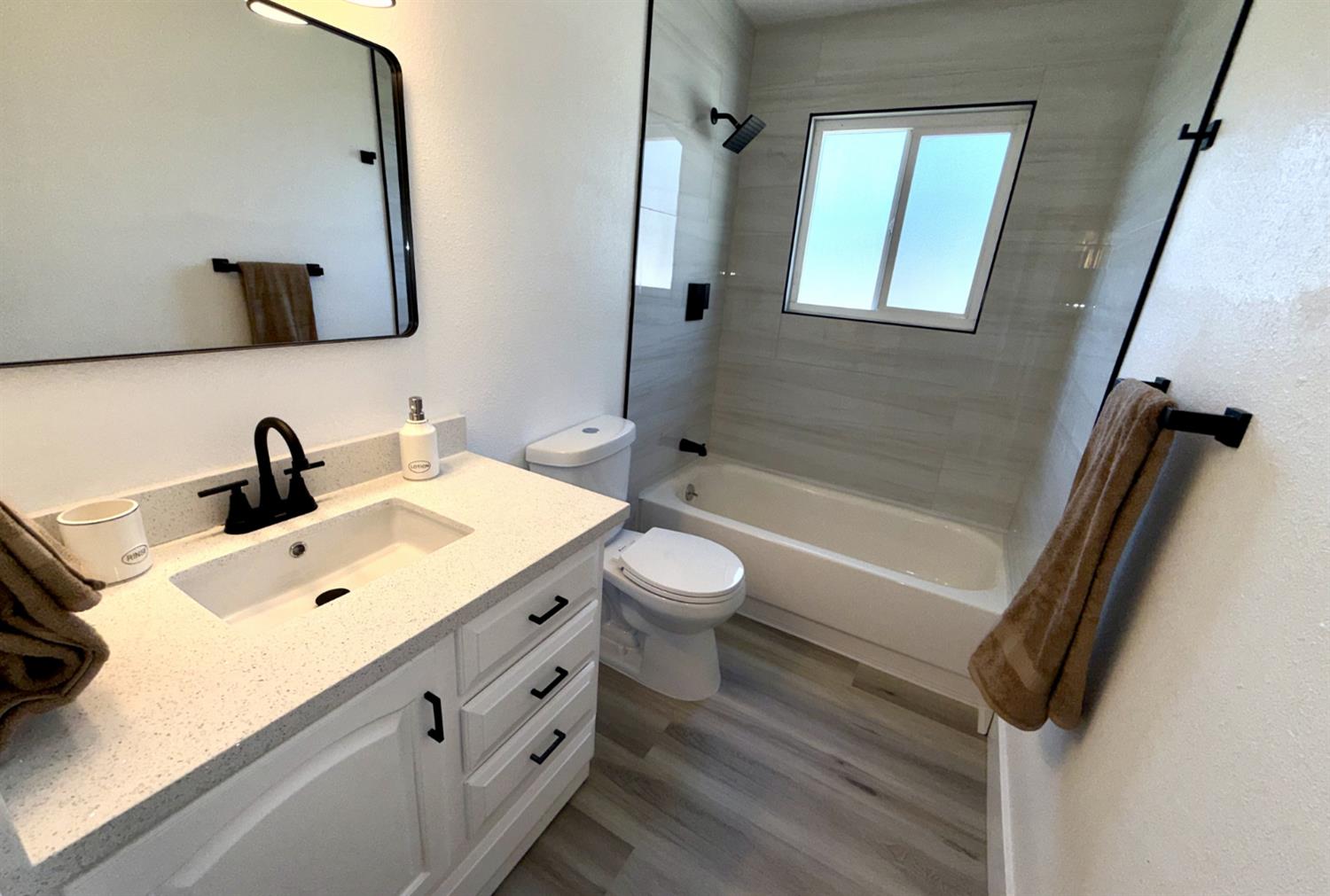 238 W Swift Ave, Clovis, CA 93612