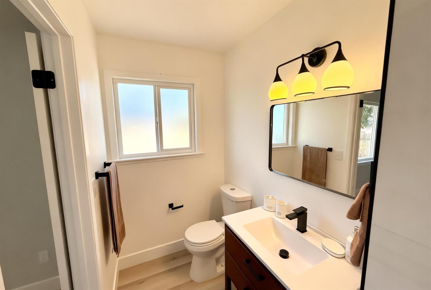 238 W Swift Ave, Clovis, CA 93612