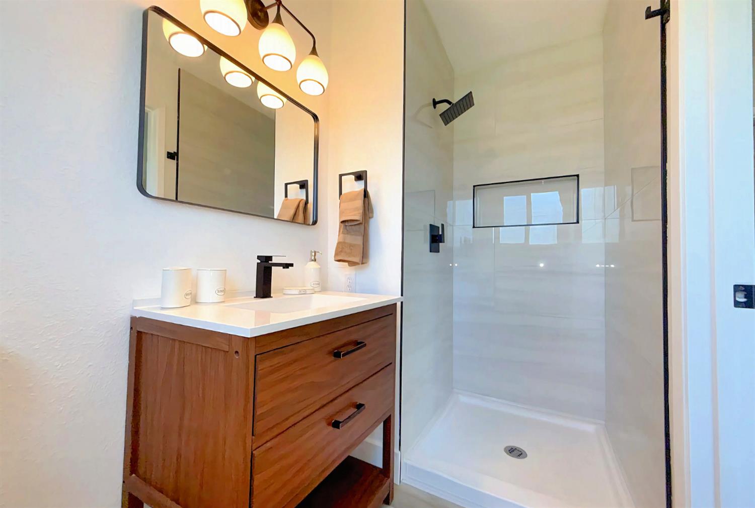 238 W Swift Ave, Clovis, CA 93612