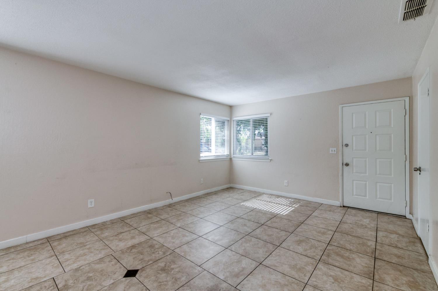 4372 N Cornelia Ave, Fresno, CA 93722