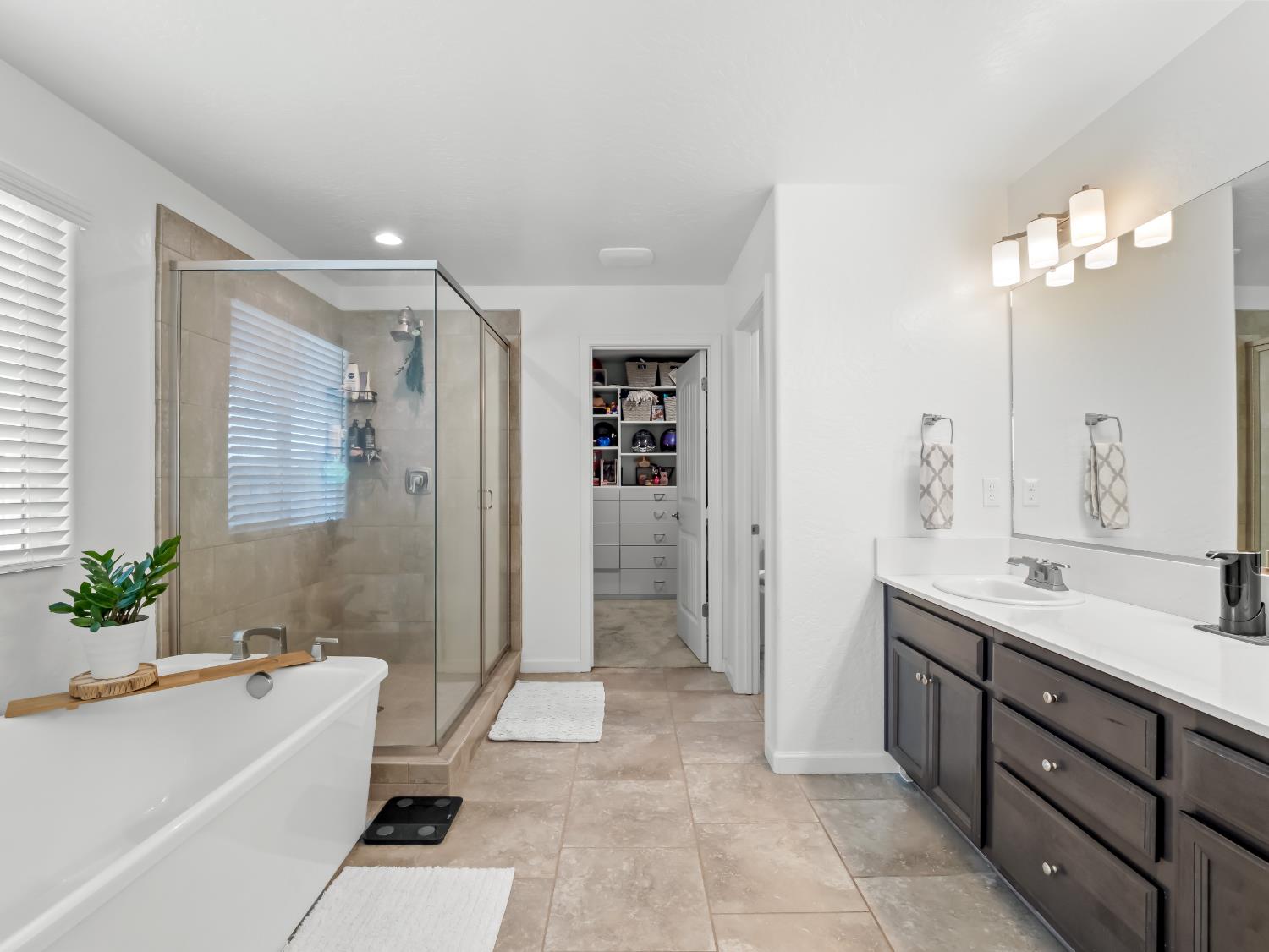 4225 N Sandrini Ave, Fresno, CA 93723