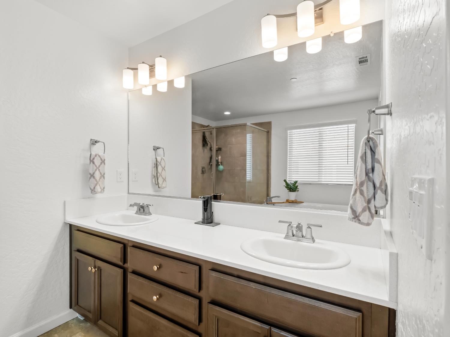 4225 N Sandrini Ave, Fresno, CA 93723