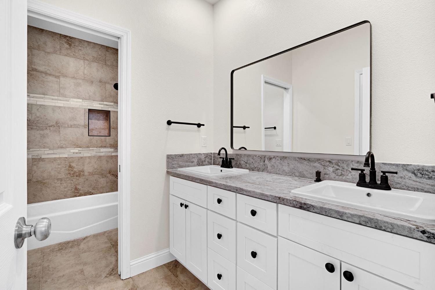 8215 LAKE SHORE DRIVE, Chowchilla, CA 93610