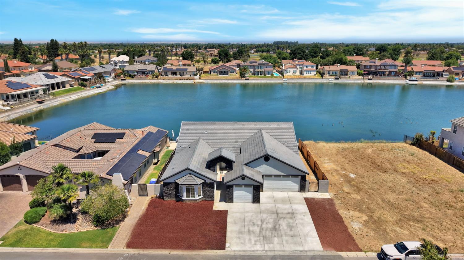 8215 LAKE SHORE DRIVE, Chowchilla, CA 93610
