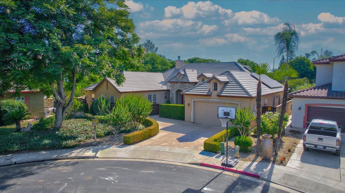 11 W Jordan Ave, Clovis, CA 93611
