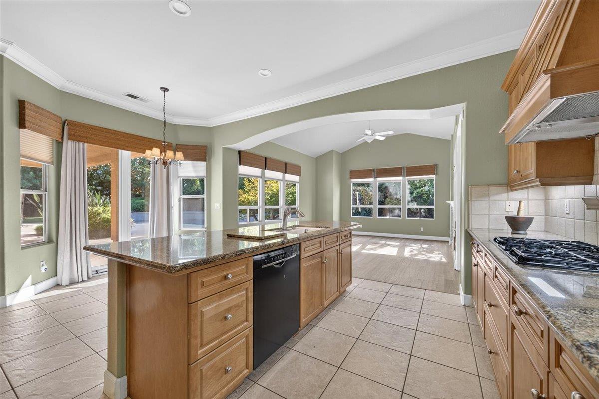 11 W Jordan Ave, Clovis, CA 93611